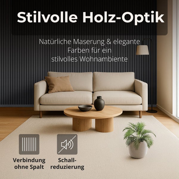 Modernes Wohnzimmer mit dunklen Wandpaneelen in Holz-Optik, beigem Sofa und Couchtisch. Symbole für fugenlose Verbindung und Schallreduzierung.