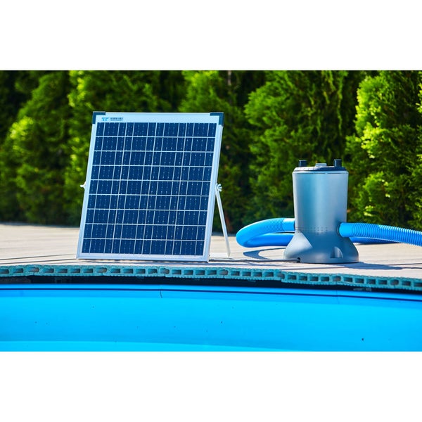 Solarbetriebenes Pool-Filtersystem bestehend aus einem Solarmodul und einer Pumpe am Beckenrand.