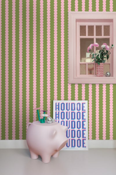 Zimmeransicht mit Tapete mit gewellten Streifen, Fensterrahmen, Dekoration und Schwein