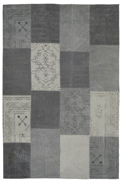 Teppich im Patchwork-Stil mit grauen Rechtecken und verschiedenen ethnischen Mustern.