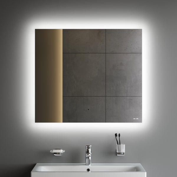 Heller moderner Badezimmerspiegel rechteckig mit LED-Hintergrundbeleuchtung montiert über einem weißen Waschbecken.