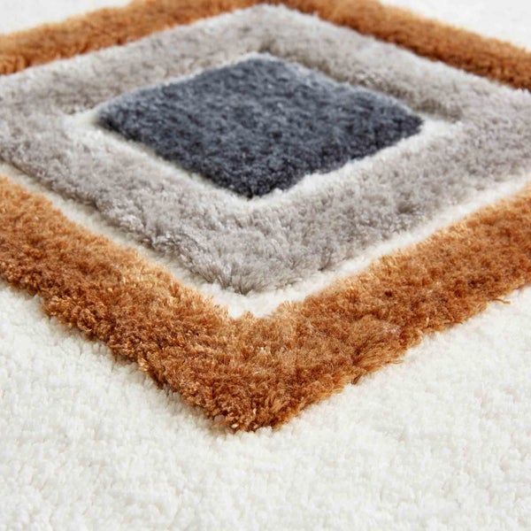 Detailansicht eines Teppichs mit geometrischem Rautenmuster