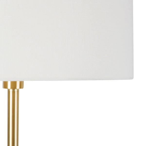 Detailansicht einer Stehlampe mit Textilschirm und Metallsockel