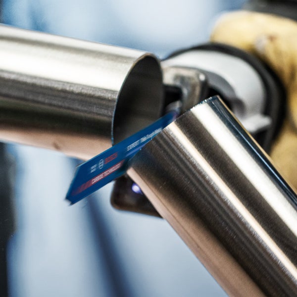 Metallsägeblatt schneidet Metallrohr