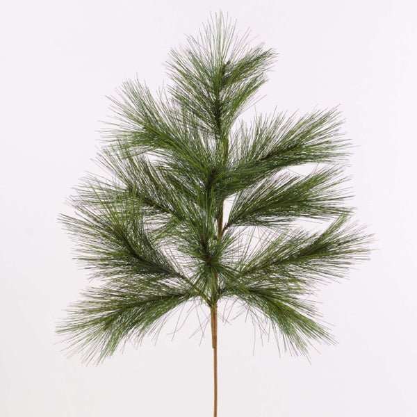 Künstlicher Kiefernzweig mit langen grünen Nadeln für die Weihnachtsdekoration.