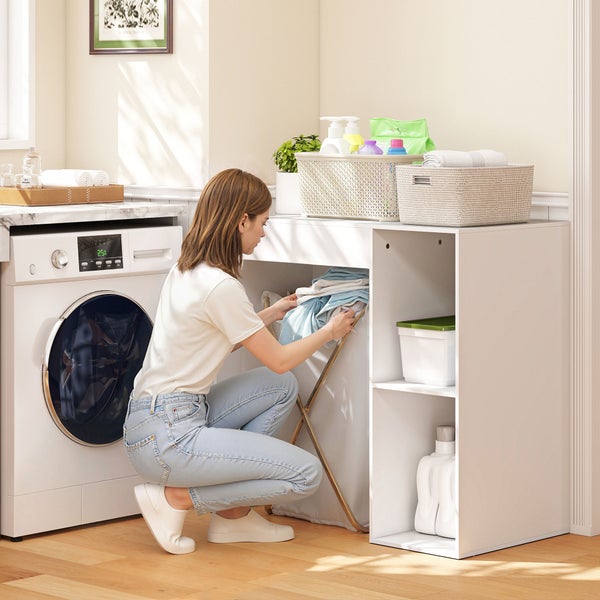 Helle Waschküche mit Waschmaschine, weißem Unterschrank mit Ablagefächern und einem faltbaren Wäschekorb in moderner Optik.