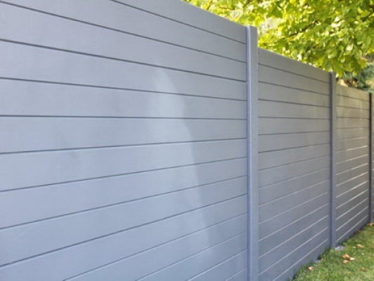 Betonzaun mit horizontalen Linien