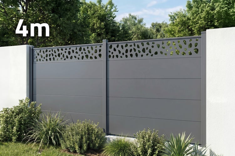 Moderner Sichtschutzzaun aus Metall mit Dekorstreifen und vier Meter Breite in Gartenumgebung.