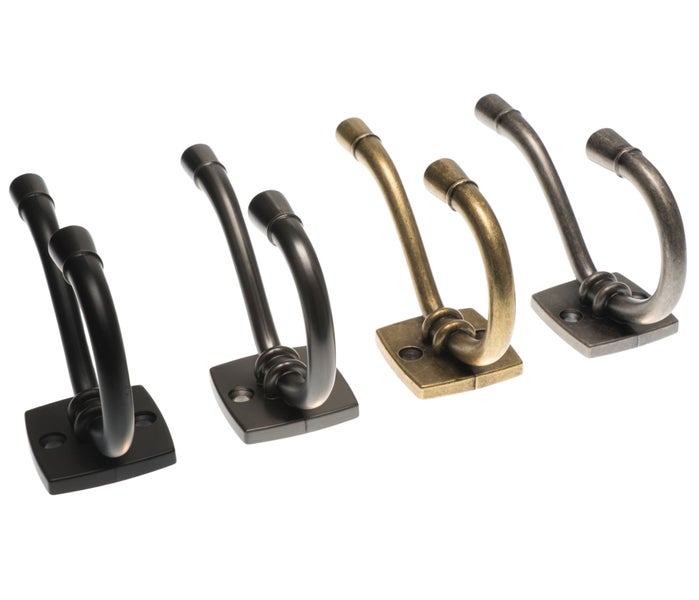Verschiedene Garderobenhaken aus Metall mit quadratischer Grundplatte