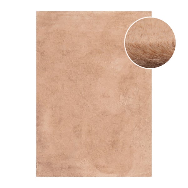 Rechteckiger Hochflor-Teppich in Rosé aus weichem Kunstfell mit Detailansicht der Struktur.