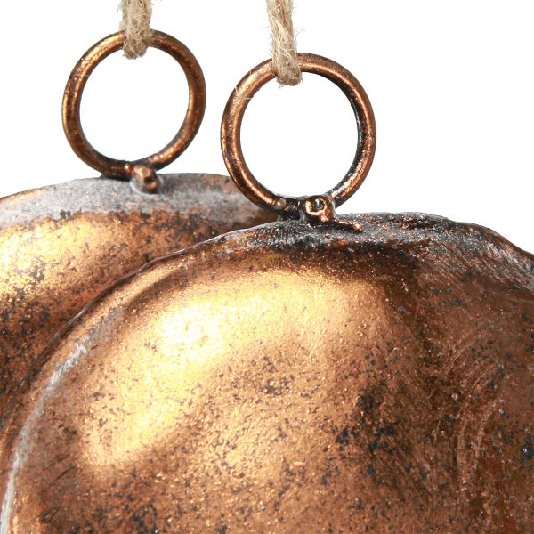 Zwei runde Metalldekorationen zum Aufhängen mit Juteschnur
