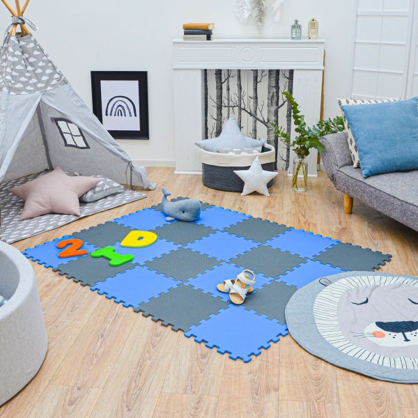 Heller Kinderspielbereich mit einer karierten Schaumstoffmatte, einem Spielzelt, einem Löventeppich und Stofftieren auf einem Boden in Holzoptik.