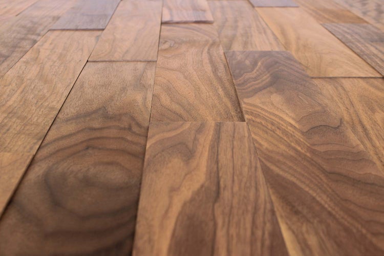 Nahaufnahme von Paneelen aus Nussbaumholz für Wand- oder Deckenverkleidung