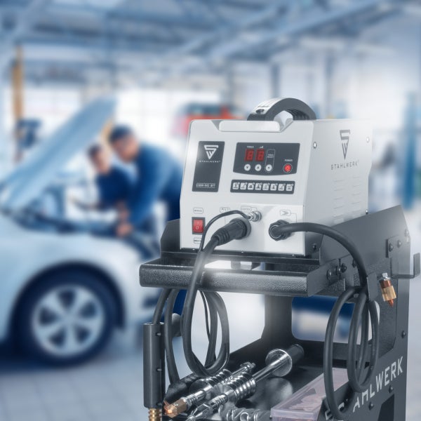 STAHLWERK Karosserie Richtsystem Punktschweissgerät CBR-90 ST auf einem Wagen in einer Werkstatt.