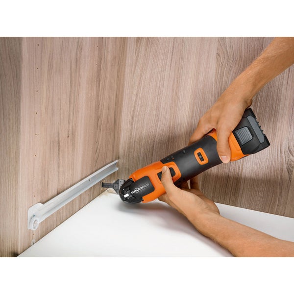 Oszillierendes Multifunktionswerkzeug im Einsatz zur Bearbeitung eines Möbelstücks