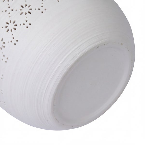 Weiße Keramik Windlicht Vase mit filigranen Blumen Stanzungen und strukturierter Oberfläche.