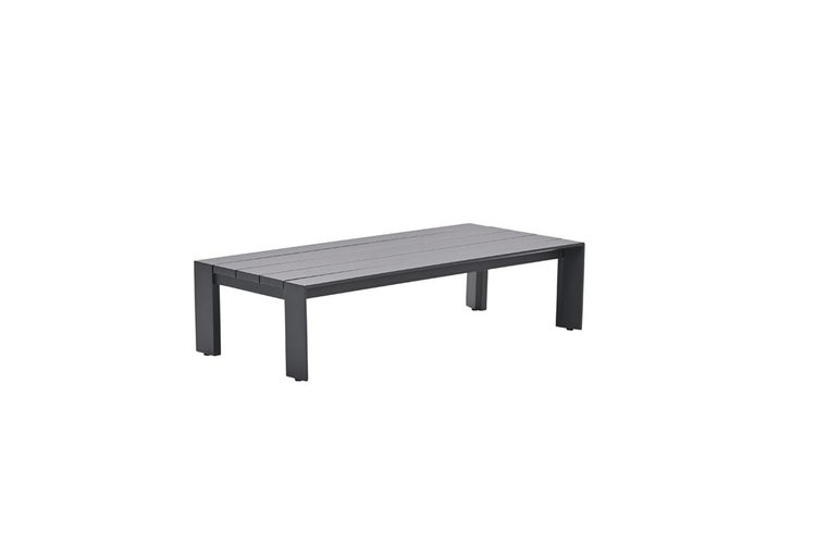 Rechteckiger Outdoor-Couchtisch mit einer Tischplatte in Lattenoptik und quadratischen Beinen aus dunkelgrauem Metall.