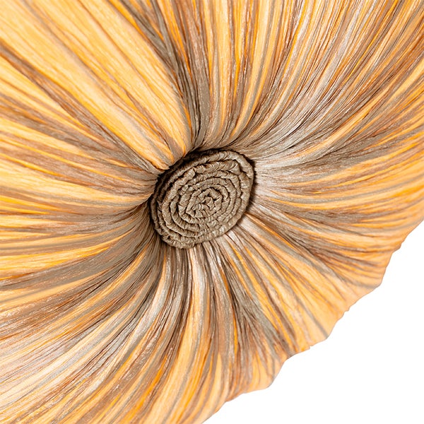 Nahaufnahme eines runden Lampenschirms aus radial angeordneten Fasern mit gewebtem Mittelpunkt.