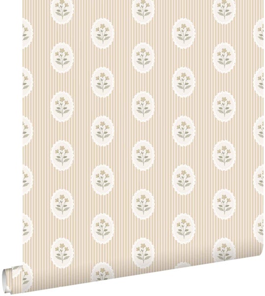Beige Tapete mit weißen Streifen und floralen Motiven in ovalen Medaillons im Landhausstil.