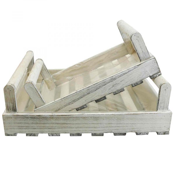 Drei Pflanzkästen aus Holz mit Griffen, gestapelt