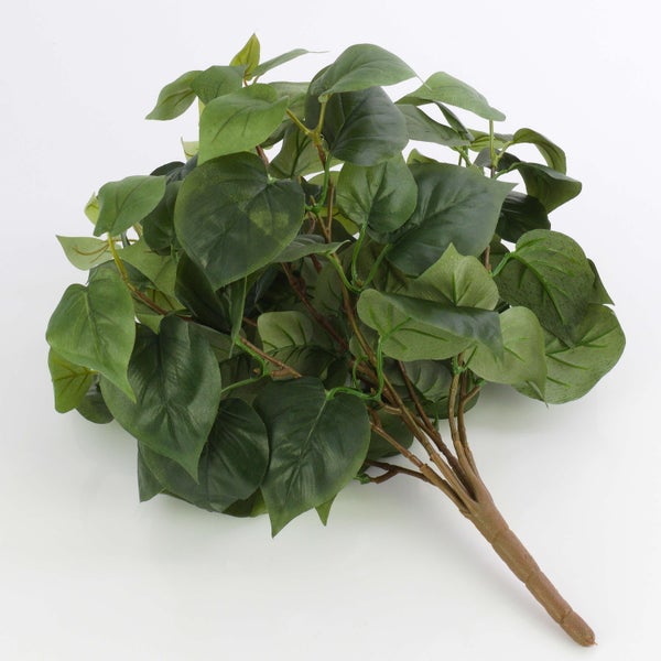 Detailansicht grüner Blätter einer Kunstpflanze aus Kunststoff.