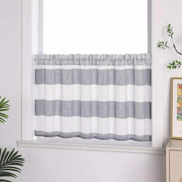 Gestreifte Scheibengardine am Fenster