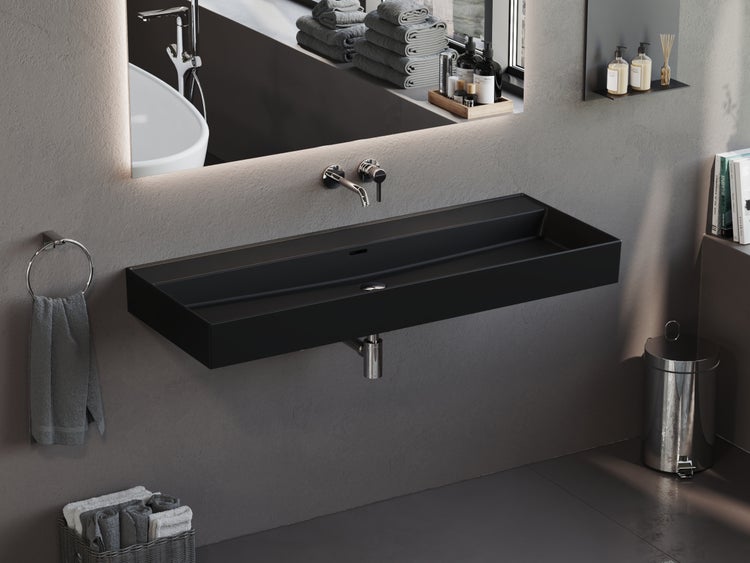 Badezimmer Interieur mit schwarzem Waschtisch, Spiegel, Handtüchern und Abfalleimer