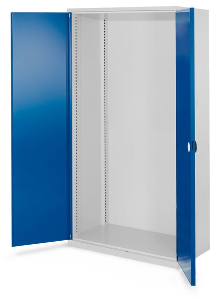 Metallschrank mit zwei weit geöffneten blauen Türen, leerer Innenraum mit Montageschienen für Fachböden.