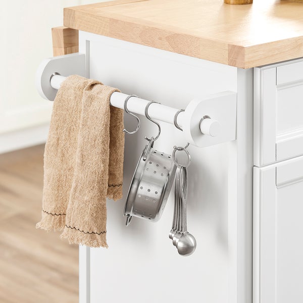 Küchenwagen Detailansicht mit Handtuch, Sieb und Messlöffeln.