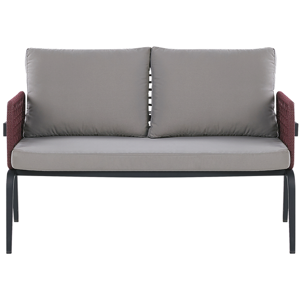 Zweisitziges Gartensofa mit Kissen und geflochtenen Armlehnen auf einem Metallrahmen