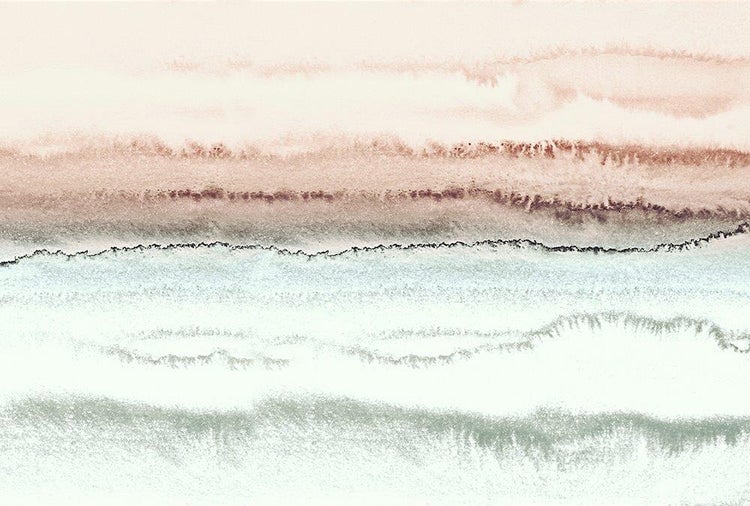 Abstrakte Tapete mit horizontalem Aquarellmuster in Pastellfarben, das an eine Landschaft mit Wellen erinnert.