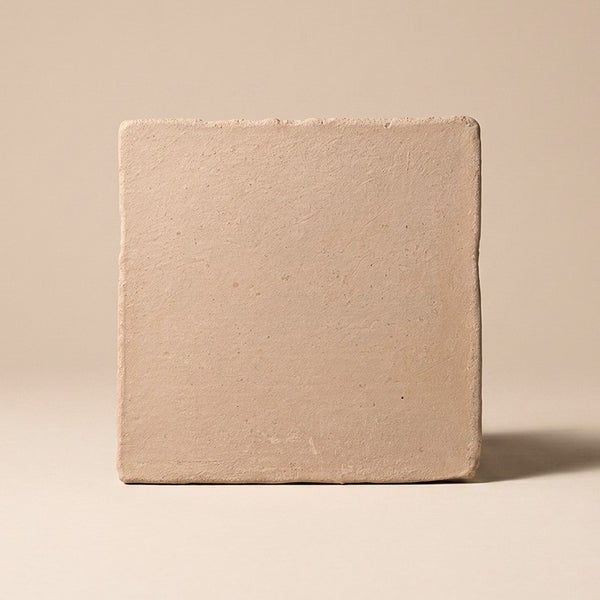 Quadratische Fliese mit unebenen Kanten aus Naturstein