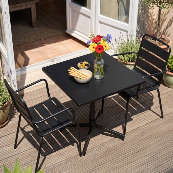 Quadratischer Bistrotisch in Schwarz mit Mittelfuß und vierstrahligem Gestell.