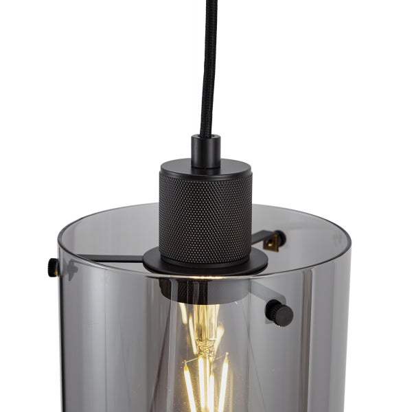 Moderne Pendelleuchte mit zylindrischem Glasschirm und gerändelter Metallfassung für eine E27 Leuchtmittelaufnahme.