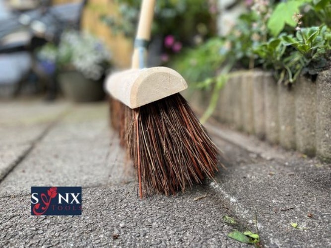 Kehrbesen mit Holzstiel und Naturborsten für den Aussenbereich