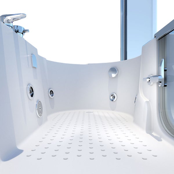 Innenansicht einer weißen Sitzbadewanne mit Tür, Massagedüsen, rutschfestem Boden und Armatur.