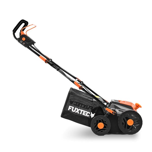 Rasenmäher von FUXTEC mit schwarzem Grasfangkorb und orangefarbenen Bedienelementen in der Seitenansicht.