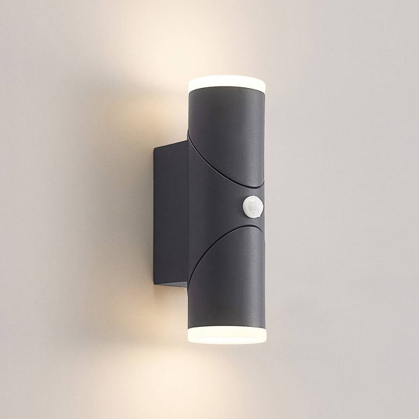 Lindby LED Wandleuchte außen Aspyn mit Bewegungsmelder (spritzwassergeschützt (Modern) in Schwarz aus Aluminium (2 flammig, ) - Wandlampe für Außenwand/Hauswand Haus Terrasse und Balkon