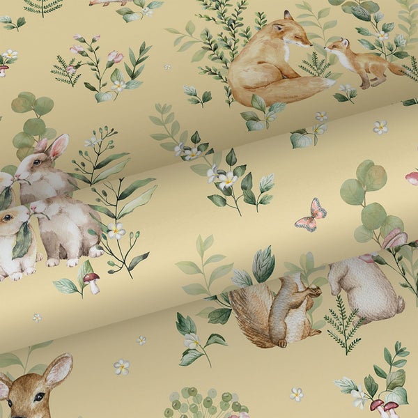 Vliestapete mit Waldtieren wie Fuchs, Hase und Eichhörnchen im Aquarell-Stil mit Blättern und Blumen.