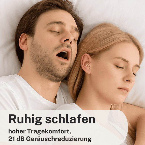 Schlafende Frau mit Ohrstöpsel neben schnarchendem Mann für ruhigen Schlaf.