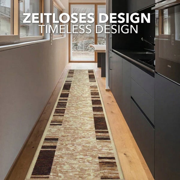 Flur mit modernem Läufer