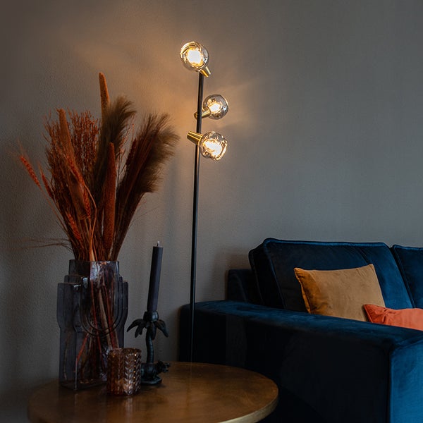 Stehleuchte mit drei Leuchten im Wohnzimmer