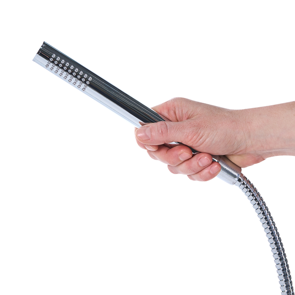 Handbrause in Stabform mit Brauseschlauch, in Chrom-Optik, wird in einer Hand gehalten.
