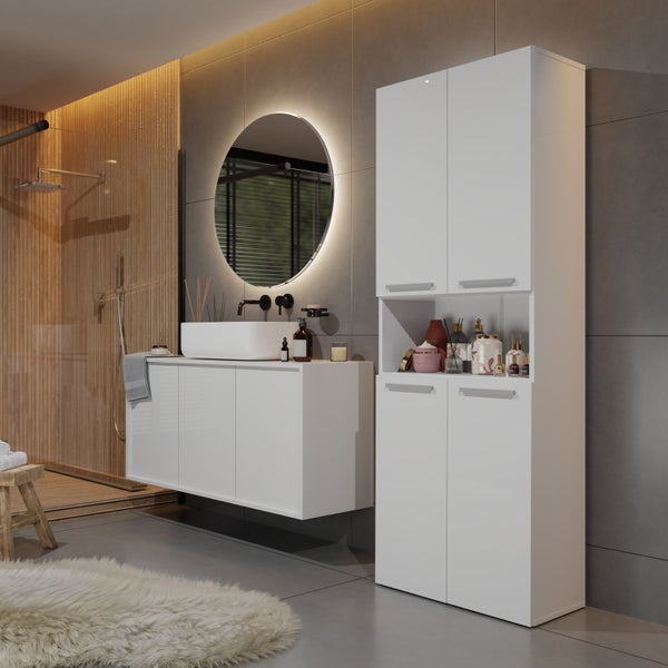 Modernes Badezimmer mit Waschbeckenunterschrank, Spiegelschrank und Hochschrank für ein stilvolles Ambiente