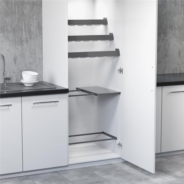 Innenausstattung für Reinigungsschrank mit Halterungen für Staubsaugerzubehör in einer modernen weißen Einbauküche.