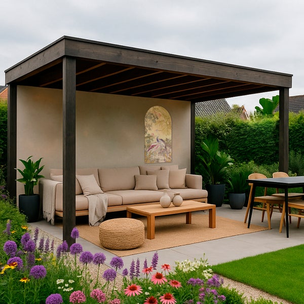 Moderne Terrassenüberdachung mit Sitzgruppe, Tisch und Dekoration in einem Garten