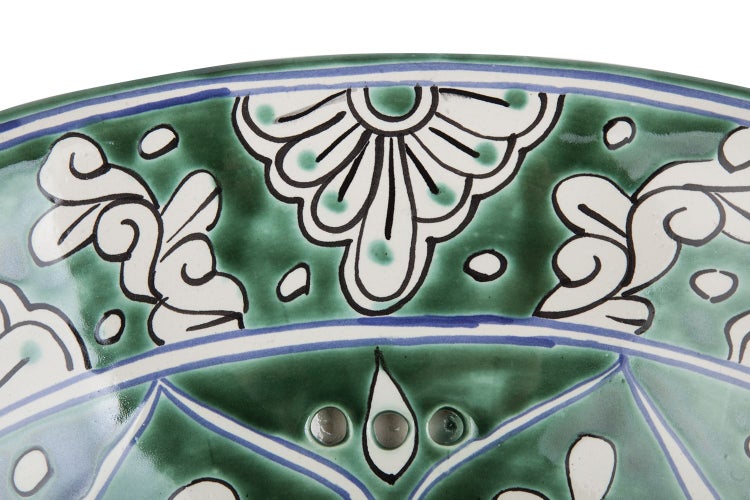 Detailansicht einer bemalten Keramik Waschschüssel mit floralen Motiven.