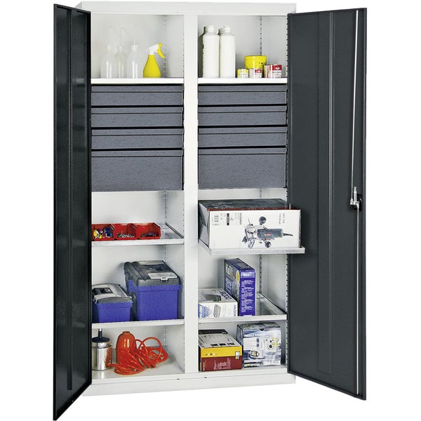 Balkonszene mit Tisch und zwei Stühlen aus Metall