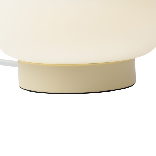 Detailansicht einer Tischleuchte mit rundem Sockel und mattem Lampenschirm.