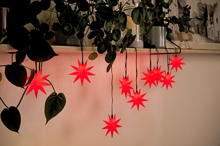 Sterntaler Sternenkette | Weihnachtsstern Kette | 9 Zacker | 9 Sterne | 11,5cm | Innen und Außen | LED | Netzstecker | mit Timer